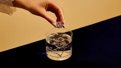 Jak znovu rozzářit rodinné šperky: Domácí čištění zlata a stříbra