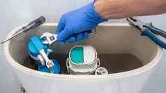 Protékající záchodová mísa po spláchnutí vodou. Tři řešení, jak tento neustálý únik odstranit