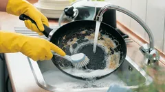 Jedlá soda, nebo chemie? Které metody čištění pánve jsou nejúčinnější