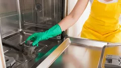 Zjistěte, jak rychle vyčistit myčku: soda nebo ocet pro dokonalé výsledky