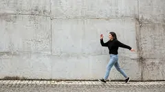 Proč při chůzi máváme rukama. A jak to dělat správně