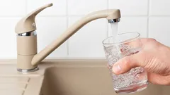 Co dělat, když voda z kohoutku nepříjemně zapáchá?