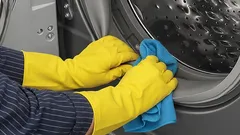 Proč pračka zapáchá a jak tomu předejít díky správné údržbě