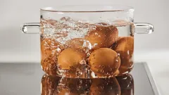 Zásadní chyba při vaření vajec a jak ji jednou provždy vyřešit