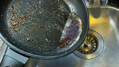 Kam vylévat olej po smažení? Nikdy ho nevylévejte do dřezu.