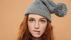 Takhle se už nenosí: 7 chyb s čepicí, kvůli kterým i drahá péřovka vypadá jako z trhu